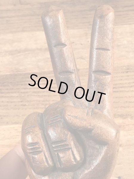 70年代頃のピースサインのビンテージの木彫り