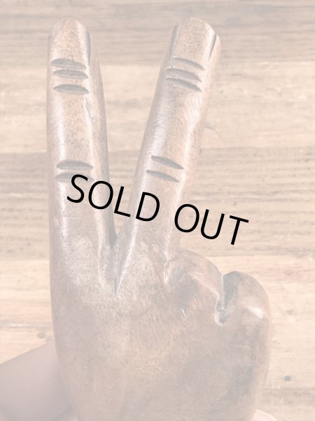 70年代頃のピースサインのビンテージの木彫り