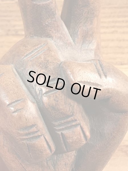 70年代頃のピースサインのビンテージの木彫り