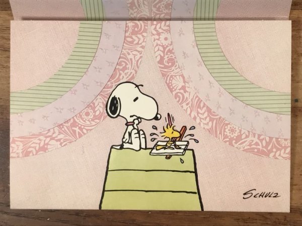 看板を作っているスヌーピーとウッドストックのホールマーク社製のヴィンテージのメッセージカード