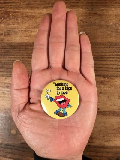 画像1: Applause General Foods Tang Lips “Looking For A...” Pinback　タンリップス　ビンテージ　缶バッジ　ジェネラルフーズ　80年代