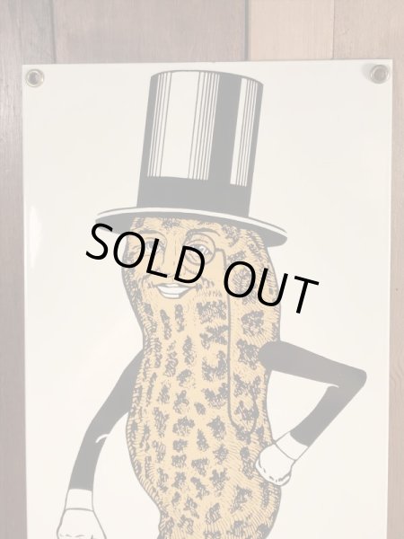 90年代頃の企業キャラクターのミスターピーナッツのビンテージの看板