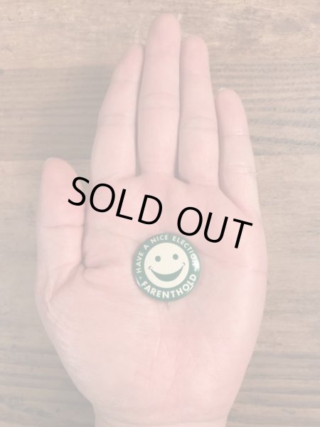 70年代頃の選挙のスマイルが描かれたビンテージの缶バッジ