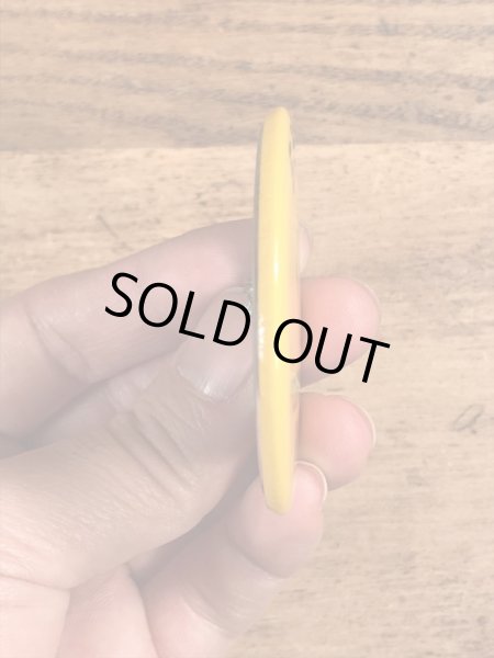 70年代頃の企業物のスマイルフェイスのビンテージの缶バッジ