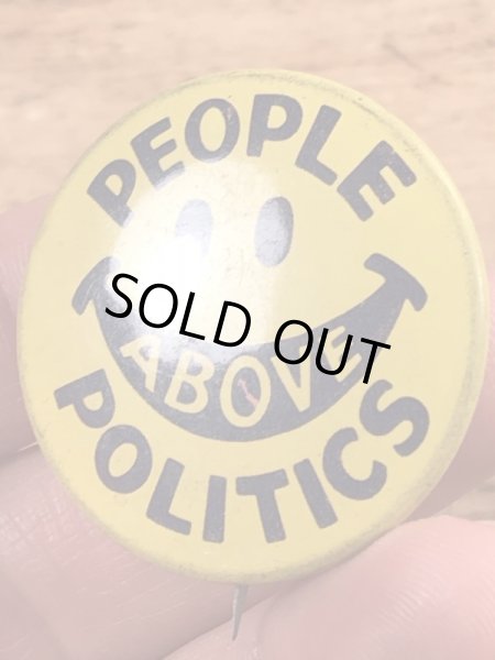 70’sのPeople Above Politicsのスマイルフェイスのヴィンテージの缶バッチ