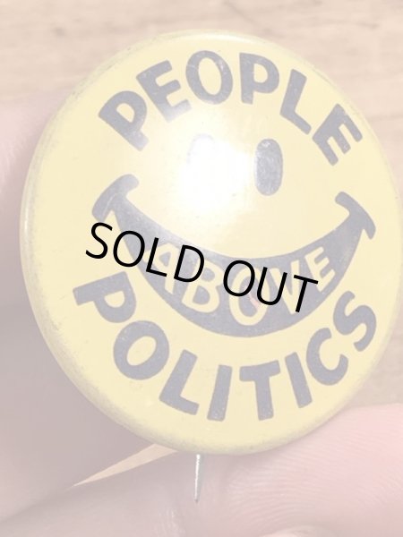 70年代頃のPeople Above Politicsのスマイルのビンテージの缶バッジ