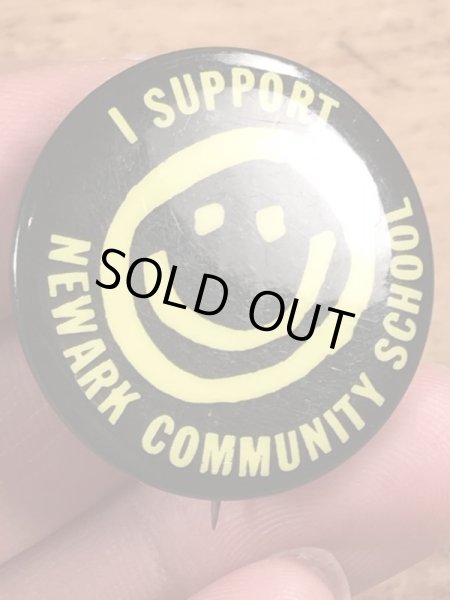 70年代頃のハイスクールのスマイルフェイスが描かれたビンテージの缶バッジ