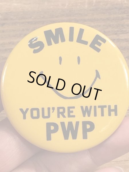 70年代頃の企業物のスマイルフェイスのビンテージの缶バッジ