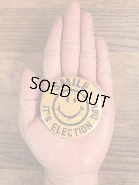 70年代頃の企業物のスマイルフェイスのビンテージの缶バッジ