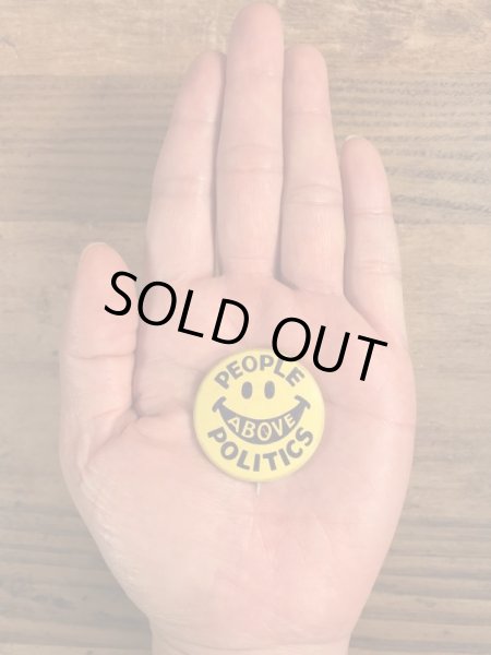 70年代頃のPeople Above Politicsのスマイルのビンテージの缶バッジ