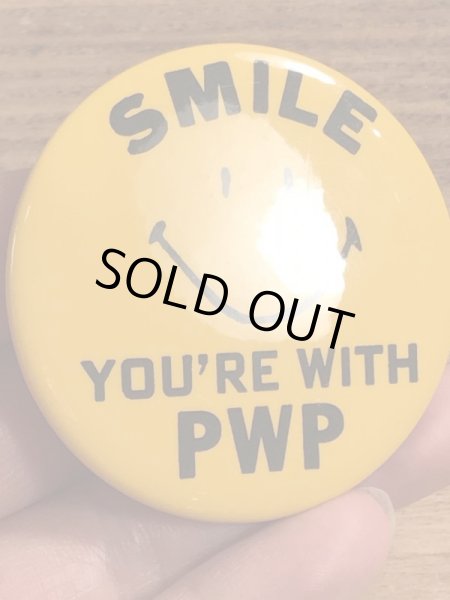 70年代頃の企業物のスマイルフェイスのビンテージの缶バッジ