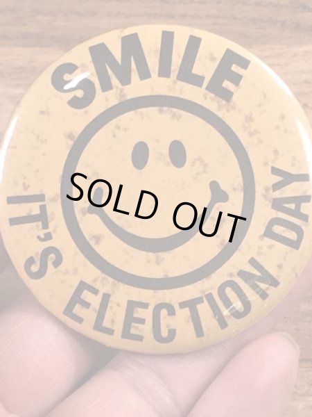 70年代頃の企業物のスマイルフェイスのビンテージの缶バッジ