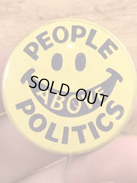 70年代頃のPeople Above Politicsのスマイルのビンテージの缶バッジ