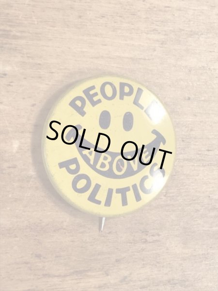 70年代頃のPeople Above Politicsのスマイルのビンテージの缶バッジ