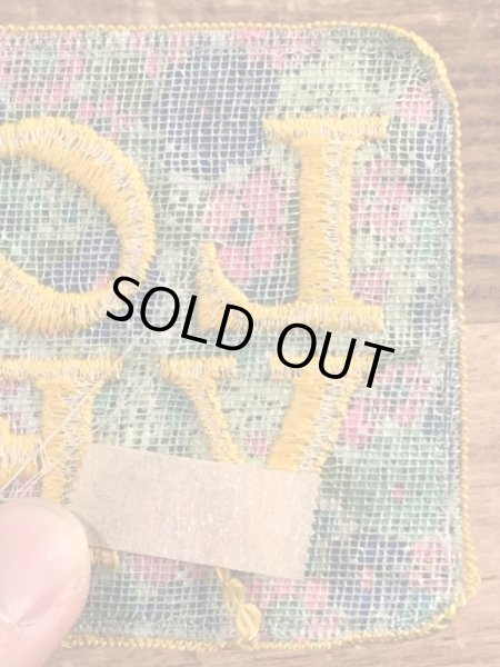 70年代頃の花柄のLoveと書かれたビンテージの刺繡ワッペン