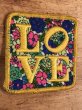 70年代頃の花柄のLoveと書かれたビンテージの刺繡ワッペン