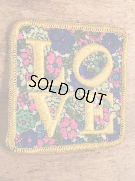 70年代頃の花柄のLoveと書かれたビンテージの刺繡ワッペン