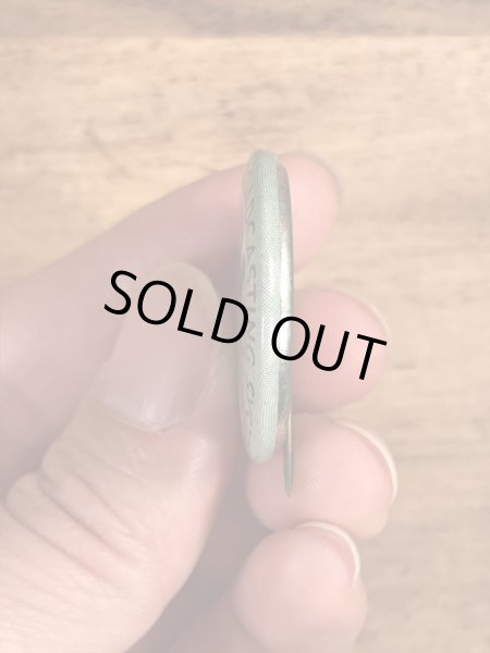 30年代頃のアメリカのラジオ局CBSのキティケリーが描かれたビンテージの缶バッチ