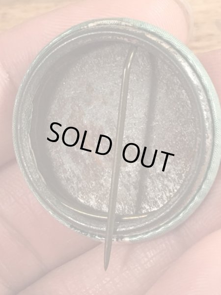 30年代頃のアメリカのラジオ局CBSのキティケリーが描かれたビンテージの缶バッチ