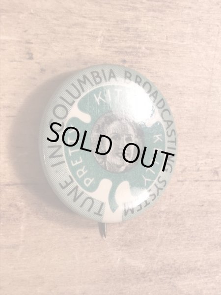 30年代頃のアメリカのラジオ局CBSのキティケリーが描かれたビンテージの缶バッチ