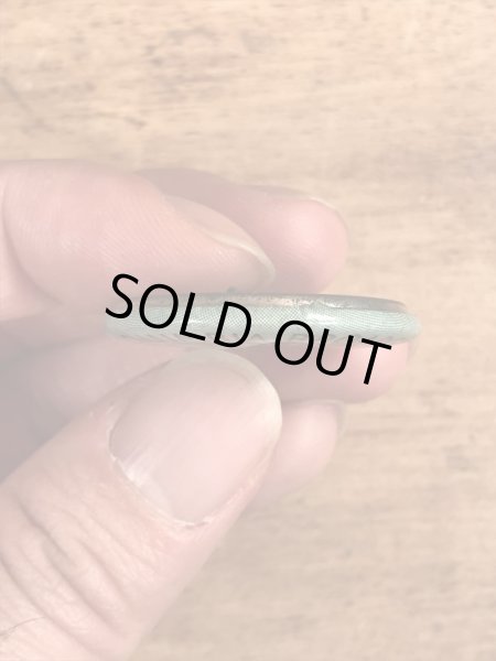 30’s頃のアメリカのラジオ局CBSのキティケリーが描かれたヴィンテージの缶バッジ