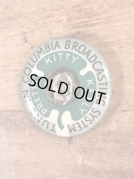30’s頃のアメリカのラジオ局CBSのキティケリーが描かれたヴィンテージの缶バッジ