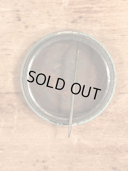 30’s頃のアメリカのラジオ局CBSのキティケリーが描かれたヴィンテージの缶バッジ