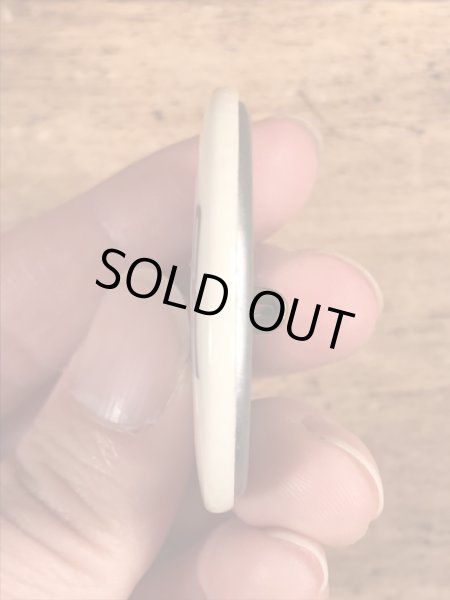 〜40年代頃のMonitorと書かれたビンテージの缶バッジ