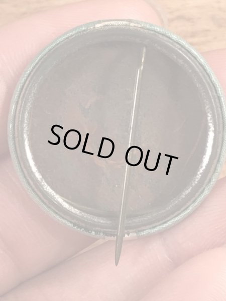 30’s頃のアメリカのラジオ局CBSのキティケリーが描かれたヴィンテージの缶バッジ