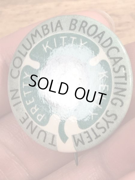 30’s頃のアメリカのラジオ局CBSのキティケリーが描かれたヴィンテージの缶バッジ