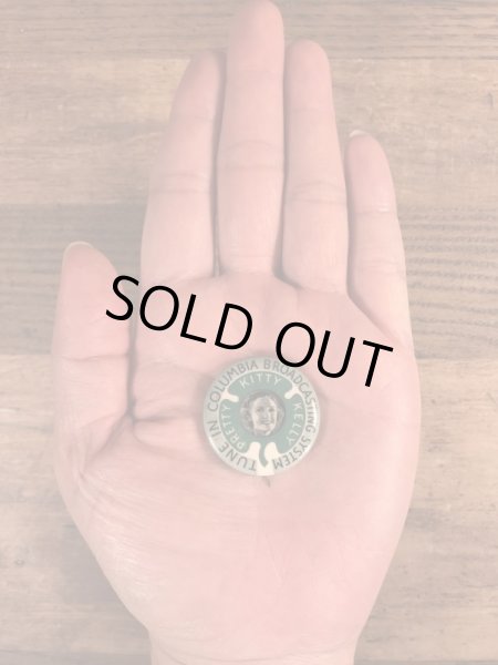 30年代頃のアメリカのラジオ局CBSのキティケリーが描かれたビンテージの缶バッチ