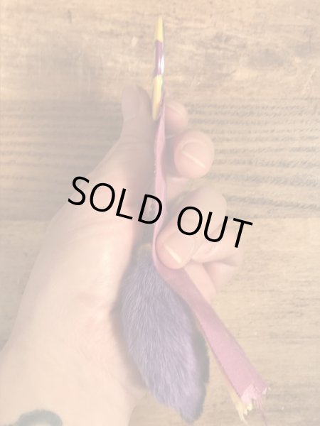 50年代頃のラビットラッキーチャームのビンテージの缶バッジ付きのキーチェーン