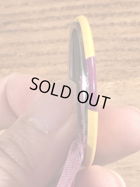 50年代頃のラビットラッキーチャームのビンテージの缶バッジ付きのキーチェーン