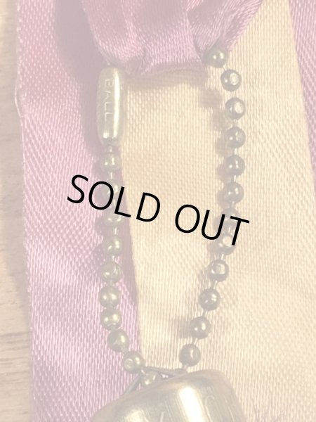 50’s頃のラビットフットのヴィンテージの缶バッチ付きのキーホルダー