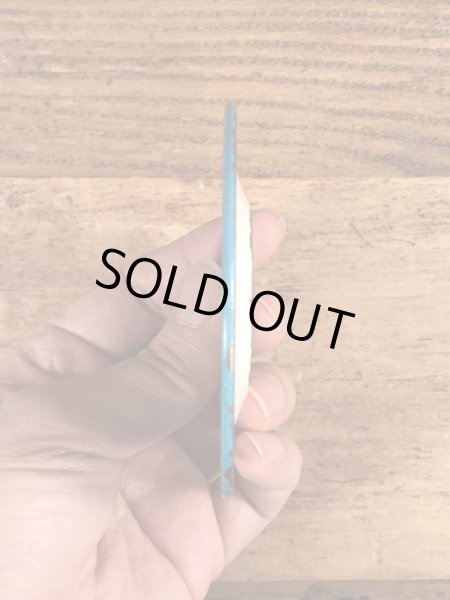 60〜70年代頃のディズニーキャラクターのアイスクリームショップが描かれたビンテージのメタルディッシュ