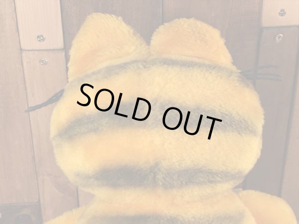 80年代頃のお座りしているガーフィールドのビンテージのぬいぐるみ