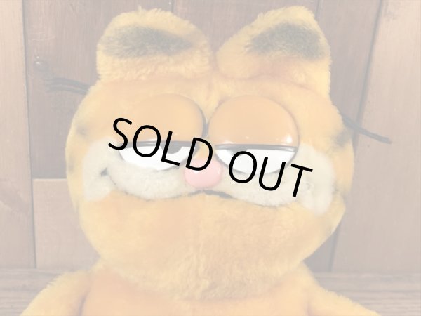 80年代頃のお座りしているガーフィールドのビンテージのぬいぐるみ