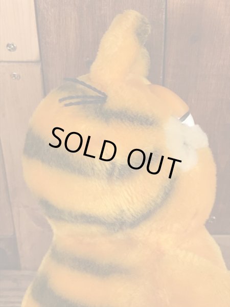 80年代頃のお座りしているガーフィールドのビンテージのぬいぐるみ