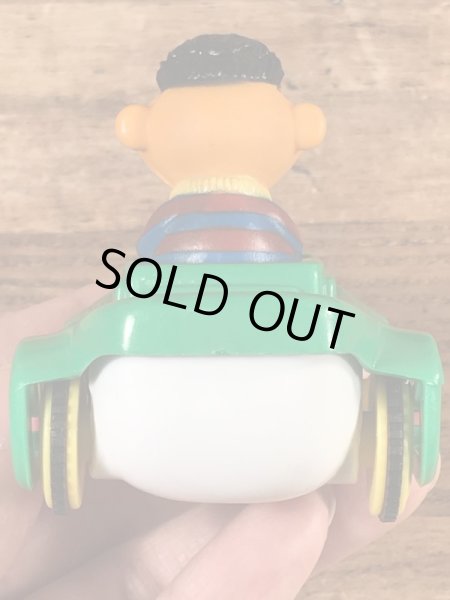 90’sのセサミストリートのアーニーのヴィンテージの車のおもちゃ