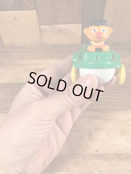 90’sのセサミストリートのアーニーのヴィンテージの車のおもちゃ