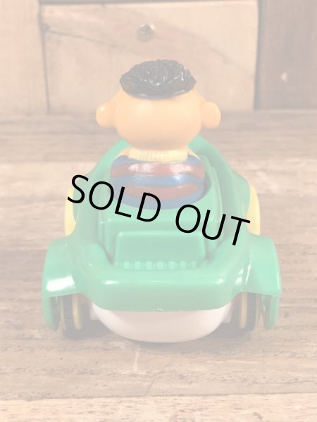 90’sのセサミストリートのアーニーのヴィンテージの車のおもちゃ