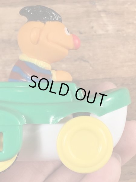 90’sのセサミストリートのアーニーのヴィンテージの車のおもちゃ