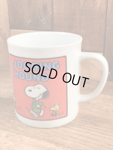 70’sのジョギングをしているスヌーピーのヴィンテージのセラミックマグ