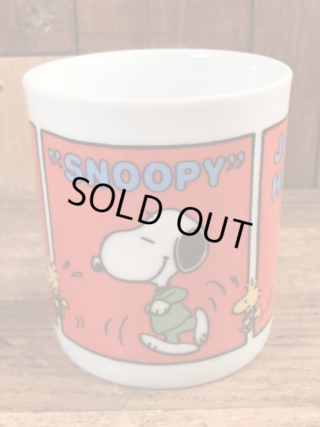 70’sのジョギングをしているスヌーピーのヴィンテージのセラミックマグ