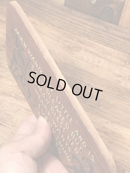 60年代頃のメッセージが描かれたビンテージの壁掛けウッドサイン