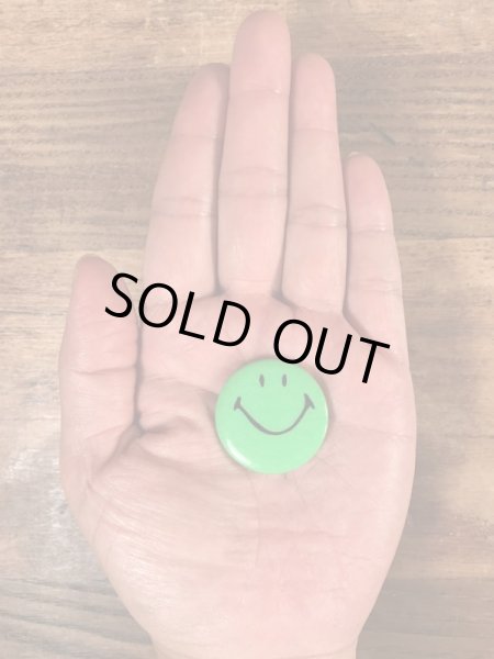 70年代頃のスマイルフェイスのビンテージの缶バッジ