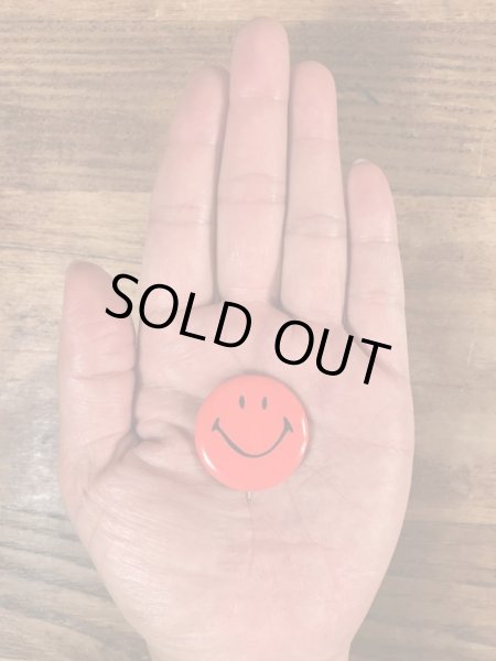 70年代頃のスマイルフェイスのビンテージの缶バッジ