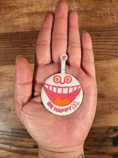 画像1: McDonald's “Be Happy” Tin Tab　マクドナルド　ビンテージ　タブ　バッジ　70〜80年代