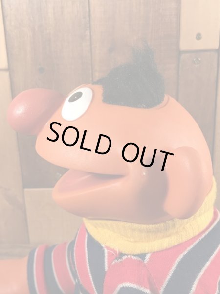 70年代のセサミストリートのアーニーのビンテージのハンドパペットドール