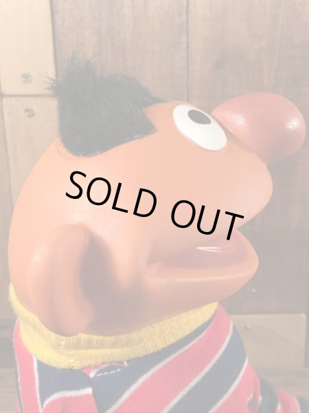 70年代のセサミストリートのアーニーのビンテージのハンドパペットドール